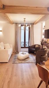 un soggiorno con un divano e un tavolo di Verdon - Appartement d'Architecte a Comps-sur-Artuby