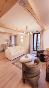 un soggiorno con un divano bianco e sedie di Verdon - Appartement d'Architecte a Comps-sur-Artuby