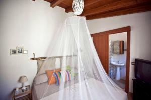 um quarto com uma cama e uma rede mosquiteira em One bedroom house with wifi at Avola 3 km away from the beach em Avola