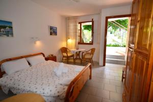 Postel nebo postele na pokoji v ubytování Kipos Hotel