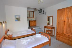 Postel nebo postele na pokoji v ubytování Kipos Hotel