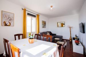 uma sala de estar com uma mesa e um sofá em Dream Paradise em Água de Pena