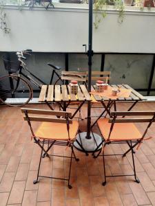 a picnic table with two chairs and a bike at casArancia in Rome