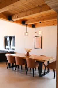 uma sala de jantar com uma mesa de madeira e cadeiras em Vikendica Krcmarice- Banja Luka em Banja Luka