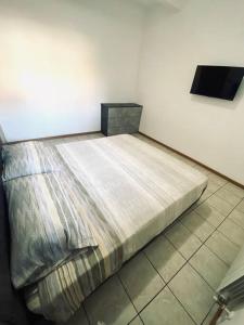duże łóżko w pokoju z: w obiekcie Casa Milano, Como, Varese w mieście Cislago