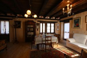 een woonkamer met een tafel en een bank bij Golden spur cottage in Pulfero