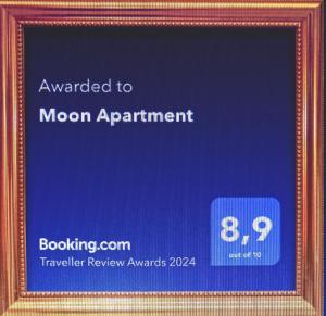 Certifikát, hodnocení, plakát nebo jiný dokument vystavený v ubytování Moon Apartment