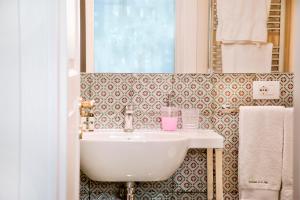y baño con lavabo y espejo. en Residenza Ca De Frati, en Arezzo