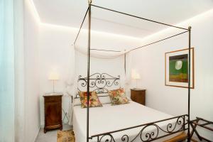 a bedroom with a black canopy bed with pillows at Residenza Ca De Frati in Arezzo