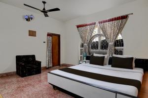 um quarto com uma cama grande e uma janela em OYO Brothers Inn em kolkata