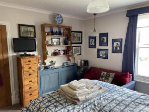 una camera con letto e scrivania con TV di St Elmo Felixstowe a Felixstowe