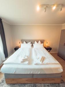 1 dormitorio con 1 cama grande y 2 toallas. en RR - NEW - Gorgeous 50qm Apartment - Washer - WIFI, en Rusches Hof