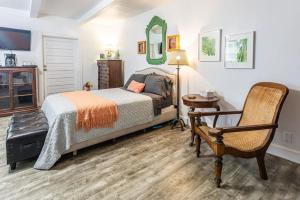 1 dormitorio con 1 cama y 1 silla en Zen Treasure - A Mateys Retreat, en Christiansted