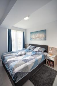 En eller flere senge i et værelse på Apartment Garden Palace A125 + 38 billeder