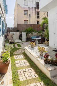 un patio al aire libre con mesa, sillas y plantas en The Captains Quarters - A Relaxing Nautical Abode en Christiansted