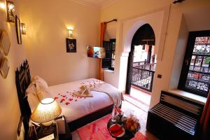 Postel nebo postele na pokoji v ubytování Les Borjs De La Kasbah