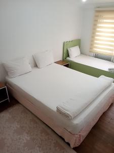 - 2 lits dans une chambre avec 2 fenêtres dans l'établissement Terrasuit, à Antalya