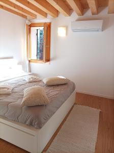 um quarto com uma cama, uma janela e um tapete em Ve-nice Suite Casa Teresa C881 em Veneza