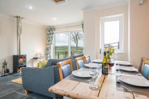 Χώρος καθιστικού στο RURAL RETREAT WALES Indoor Hot Tub, Log Fire, Starry Skies, Woodland Walks