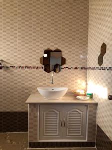uma casa de banho com um lavatório e um espelho em Vang Vieng Romantic Place Resort em Vang Vieng