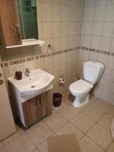 La salle de bains est pourvue d'un lavabo et de toilettes. dans l'établissement Terrasuit, à Antalya