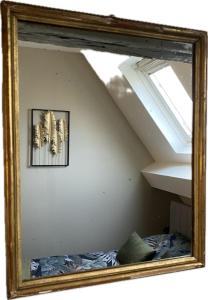 um espelho com um reflexo de uma escada num quarto em Le petit Baroque em Auxerre