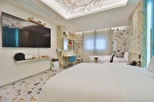 Daegu February Hotel Lions Park في دايغو: غرفه فندقيه سرير كبير وحمام