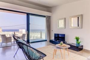 Μια τηλεόραση ή/και κέντρο ψυχαγωγίας στο Cala Clara Beach Apartment by Sealand Villas