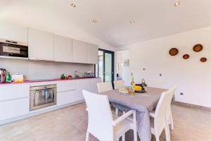 Gallery image of Cala Clara Beach Apartment by Sealand Villas in Cala de Sant Vicent