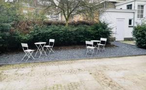 un gruppo di sedie e un tavolo in un cortile di Luxurious Apartment With Garden Hendrik's a Tilburg