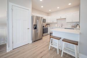 Küche/Küchenzeile in der Unterkunft New Construction New Furnishings Luxury Unit