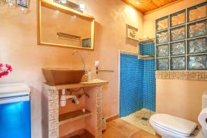 A bathroom at Villa KASHMIR by Mallorca Villa Selection Még 30 kép