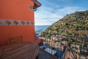 a balcony of a house with a view of the ocean at Luxury Seaview Apartments Manarola by Arbaspàa in Manarola