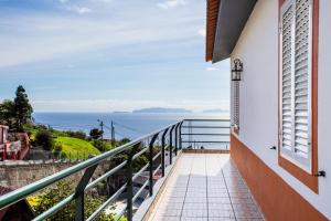 uma varanda com vista para o oceano em Dream Paradise em Água de Pena