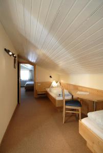 グロースアルルにあるHaarlehenhofのベッドとデスクが備わる客室です。