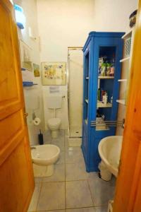 a small bathroom with a toilet and a sink at La Gaiada in Monterosso al Mare