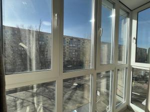 キーウにあるApartments near Pechersk metro stationの建物の景色を望む窓4つ付きの部屋