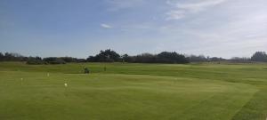 - une vue sur un parcours de golf avec un green dans l'établissement La rose des vents, à Wimereux