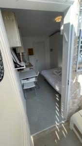 Habitación pequeña con cama y escritorio. en Spring-shell, en Beer Sheva