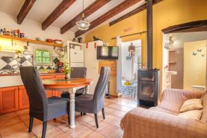 Kuchyň nebo kuchyňský kout v ubytování Villa KASHMIR by Mallorca Villa Selection