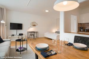 ein Wohnzimmer mit einem Tisch und einem Sofa in der Unterkunft Apartments am Brandenburger Tor in Berlin