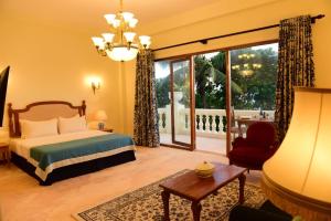 een slaapkamer met een bed en een woonkamer bij Samsara in Galle