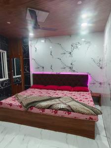 sypialnia z łóżkiem z różowym zagłówkiem w obiekcie Elite hotel w mieście Ujjain