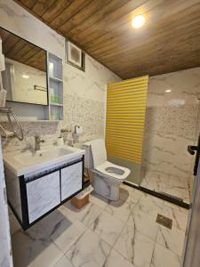 uma casa de banho com um lavatório e um WC em Sama Rum Camp em Wadi Rum