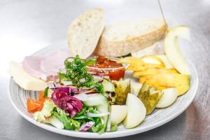 um prato de comida com salada e pão em Wheatsheaf Hotel em Newport