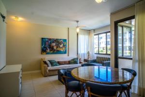 sala de estar con mesa y sofá en CRI - Praia Brava - Residencial en Florianópolis