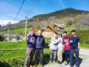 O familie care stă la Chalet de 3 chambres avec terrasse et wifi a Auris a 6 km des pistes