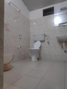 ein Bad mit einem WC und einem Waschbecken in der Unterkunft Coral Paradise Beach Resort, Lakshadweep in Agatti