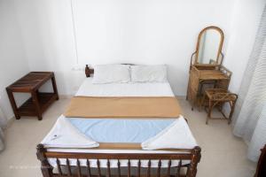 1 dormitorio con 2 camas, mesa y silla en Coral Paradise Beach Resort, Lakshadweep, en Agatti