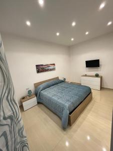 Schlafzimmer mit einem Bett und einem Flachbild-TV in der Unterkunft MAKI HOME in Portici